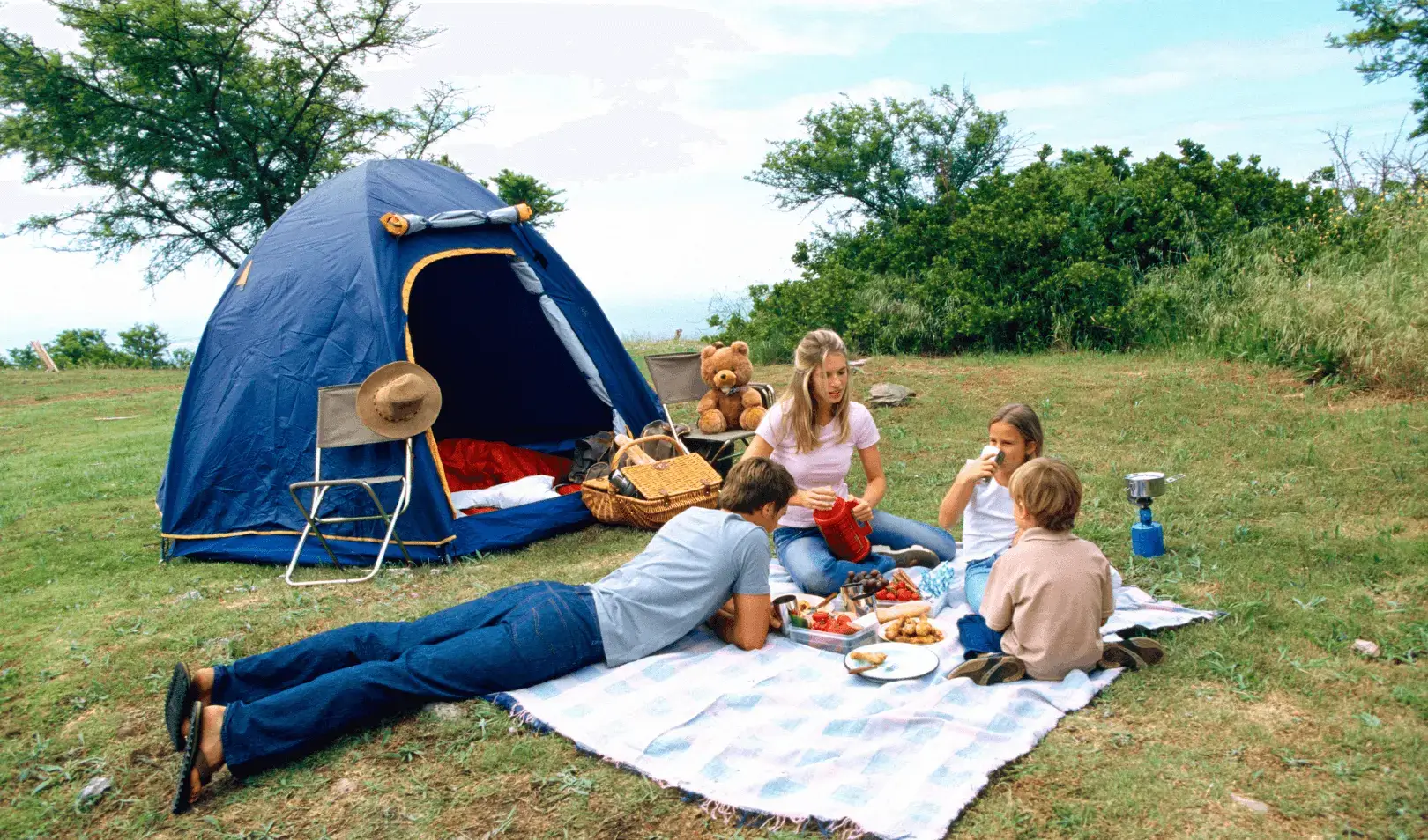 Obiteljsko kampiranje s piknikom